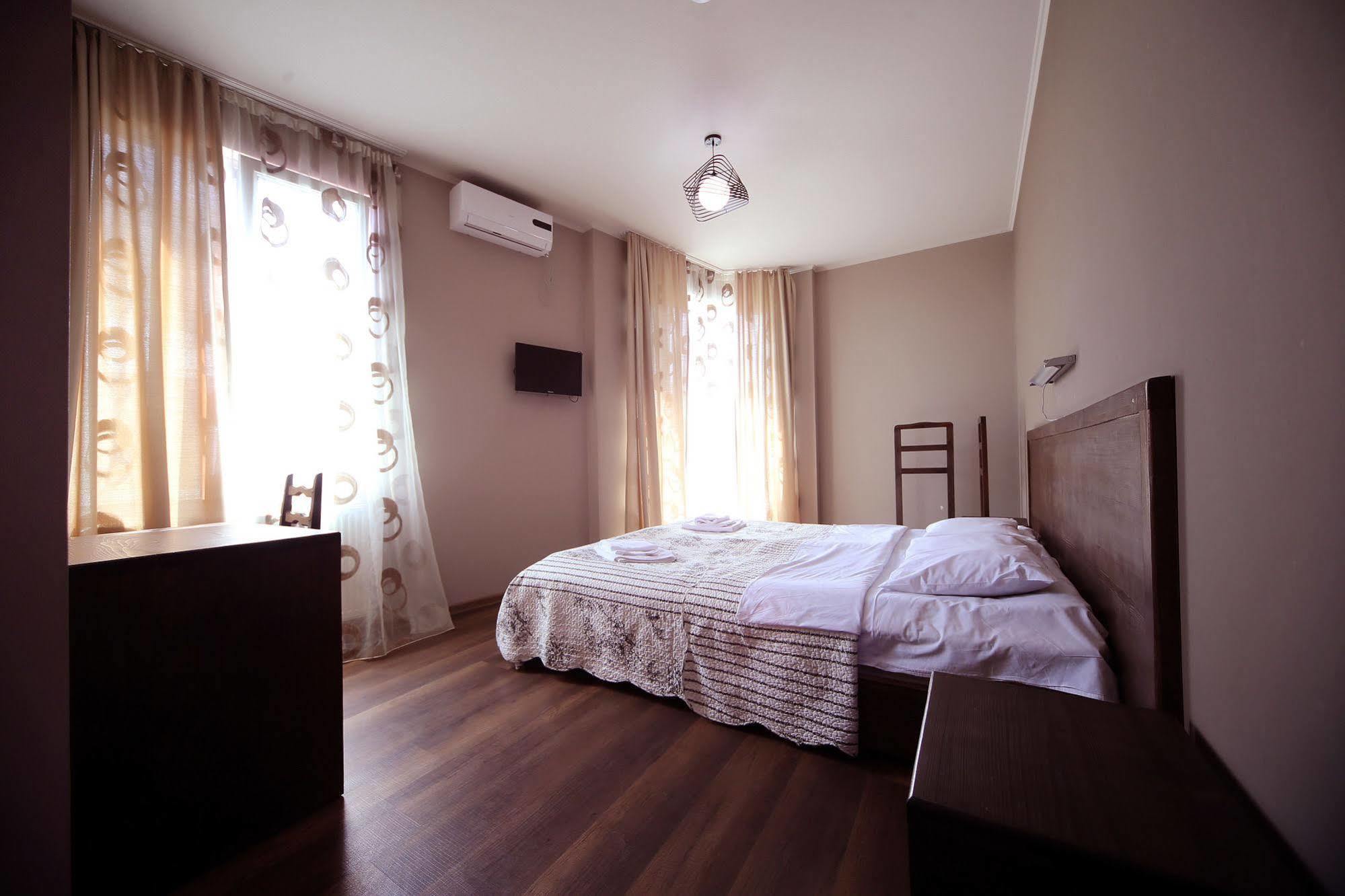 Hotel Kutaisi Globus Dış mekan fotoğraf